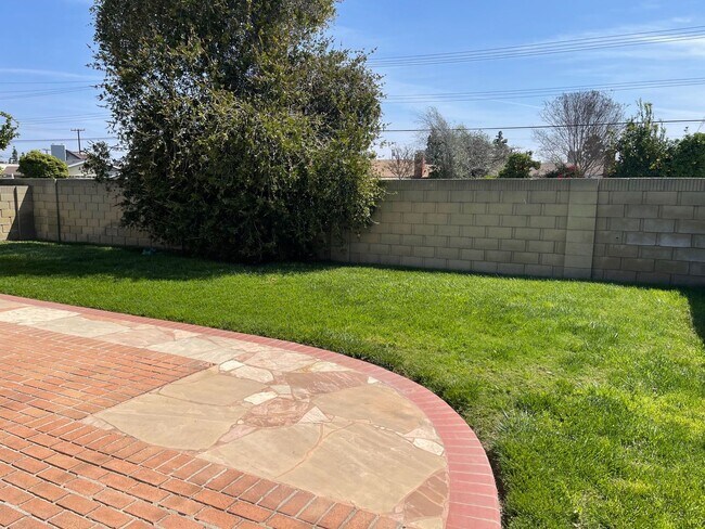 Building Photo - Single Level 4 Bedroom 2 Bath Home in Seal...