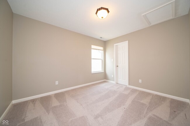 Building Photo - 7062 English Oak Dr