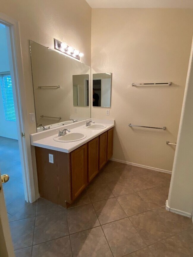 Building Photo - 11425 W Pinehollow Dr