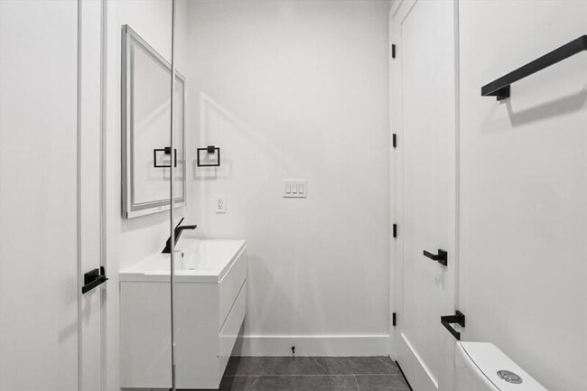 Building Photo - 517 Montana Ave NE