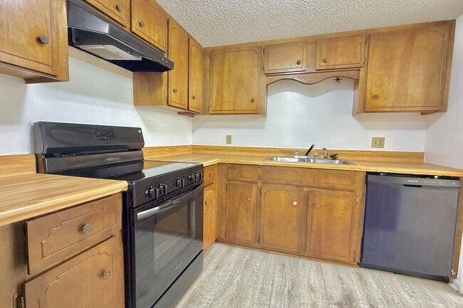 Building Photo - AVAILABLE END OF AUGUST 2026! (No pets preferred)
