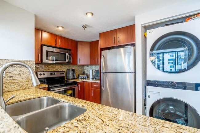 Building Photo - 540 Brickell Key Dr