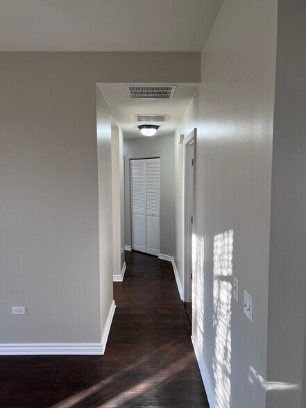 Hallway - 3333 Bromley Ln