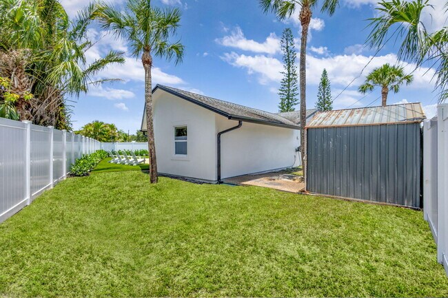 Building Photo - 204 W Whitney Dr