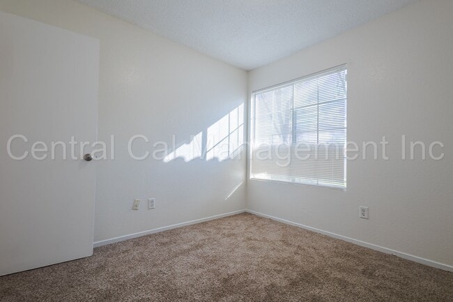 Building Photo - 3 Bedroom, 2 Bath Home - $2100 per month!