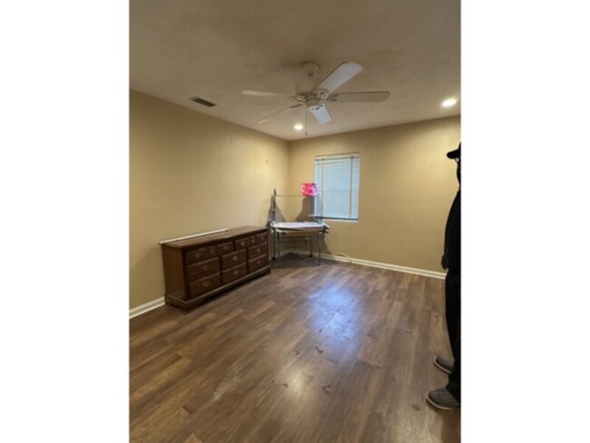 Building Photo - 434 Fairfax Dr