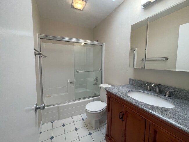Building Photo - Newly Upgraded Spacious 3br with Decks, Laundry, Parking