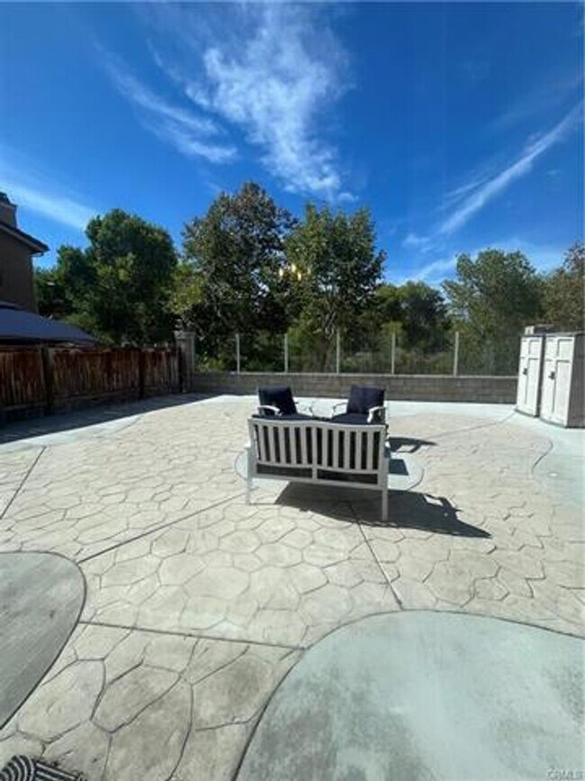 Building Photo - Beautifully designed townhome