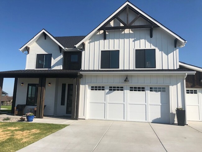 Building Photo - Stunning Middle Creek Parklands Home