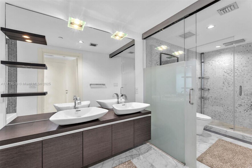 Building Photo - 200 Biscayne Blvd
