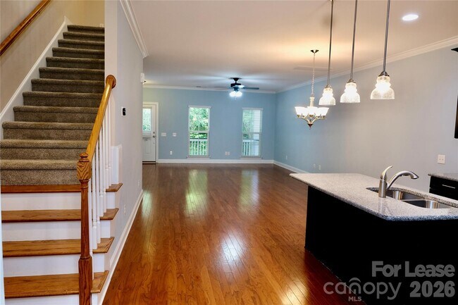 Building Photo - 10220 Vanguard Pkwy