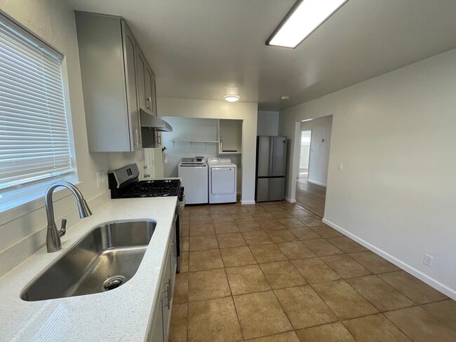 Building Photo - 413 Laurel Ave