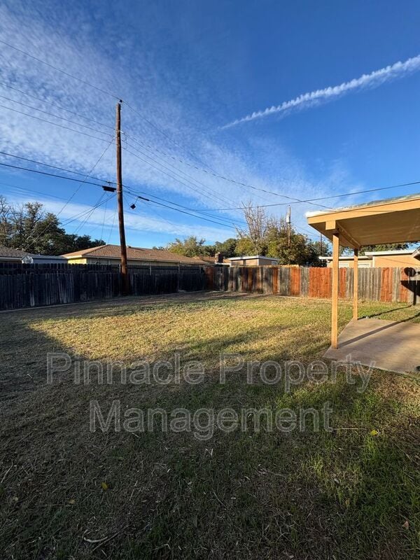 Building Photo - 247 Robin Hood Trail