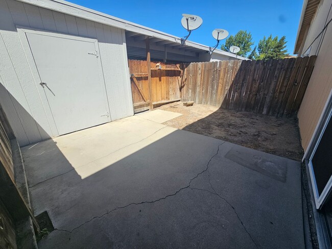 Building Photo - Roomiest Townhouse in All of Carson? Water...