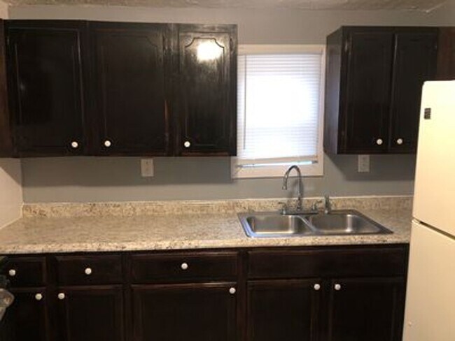 Building Photo - 3 bedroom 2 bath house