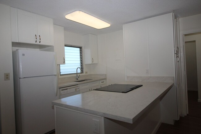 Building Photo - Remodeled TOP FLOOR CORNER UNIT!