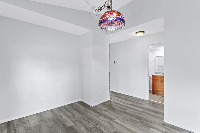 Building Photo - 2302A Melrose Dr