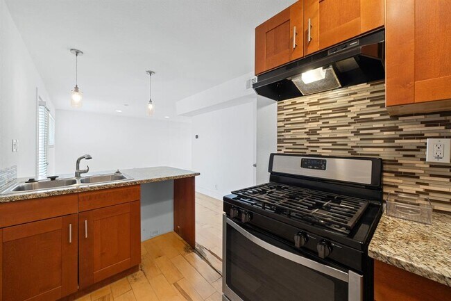 Building Photo - 1313 E 52nd St