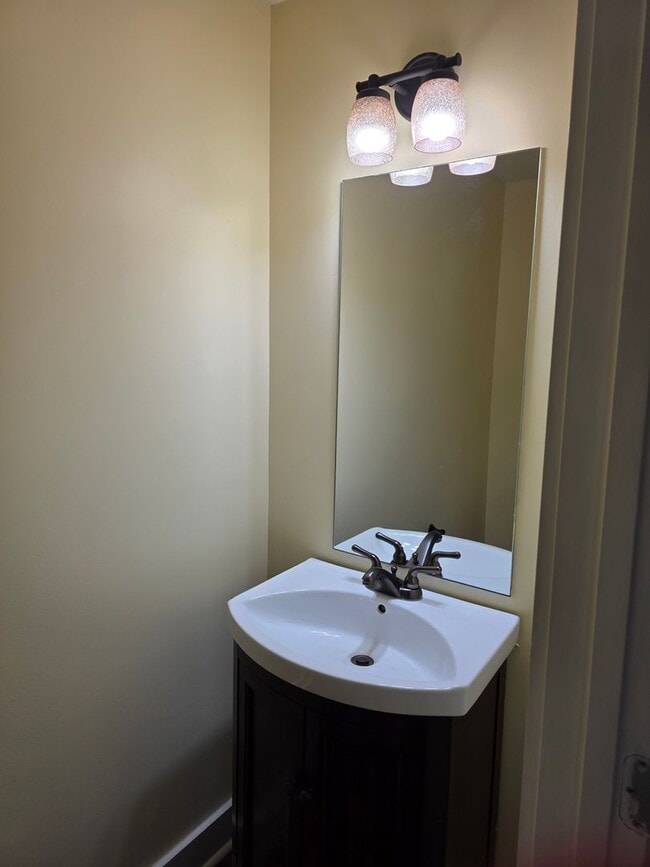 Building Photo - Large 3 Bedroom Townhouse in South Nashville