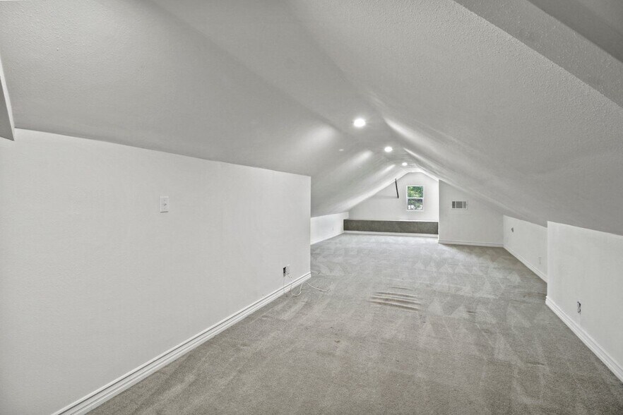 Building Photo - 2682 E Villa St