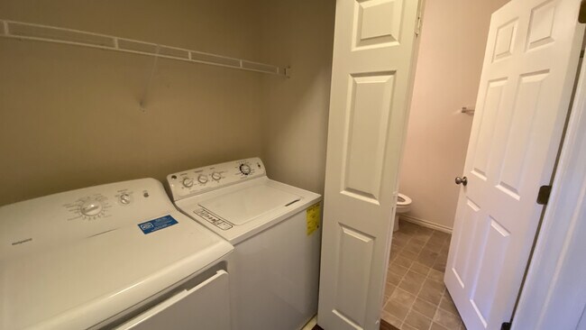 washer/dryer included - 7501 Shadowridge Run