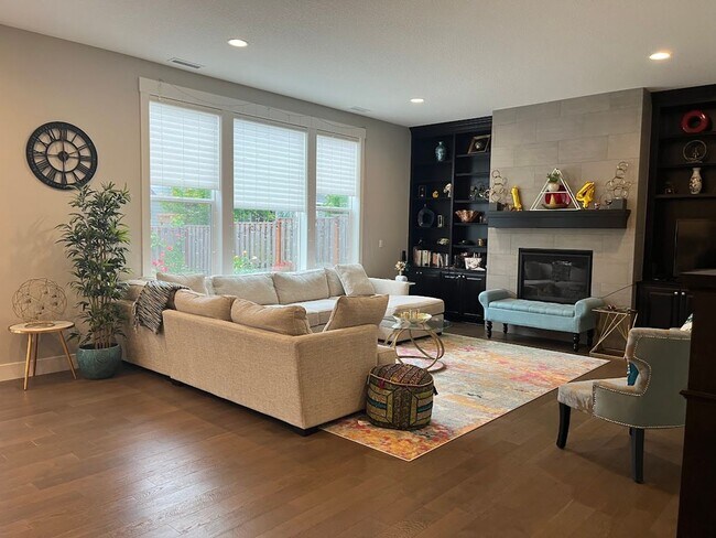 Building Photo - Fabulous 5 BD* 3 BA* + LARGE Bonus Room* S...