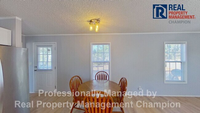 Building Photo - 2 BD/2 BA Home w/Open Main Living Area and Split Bedrooms