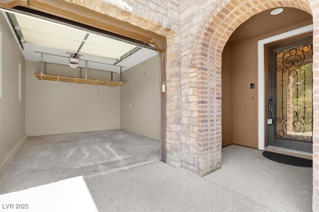 Building Photo - 74 Contrada Fiore Dr