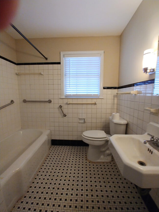 Building Photo - 728 W 2nd Ave