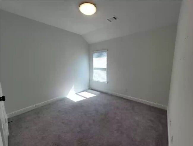 Building Photo - Available July 1, 2025. 3 Bedroom 2 Bath Home