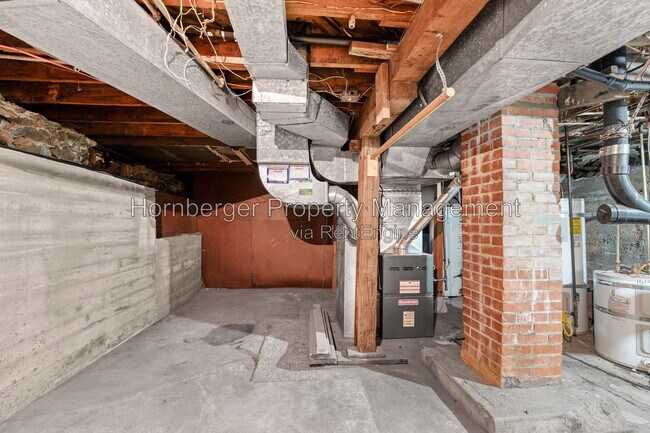 Building Photo - 1619 N Oak St