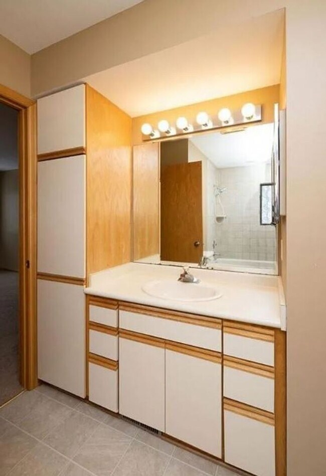 Building Photo - Spacious Minnetonka  2-BR Townhome