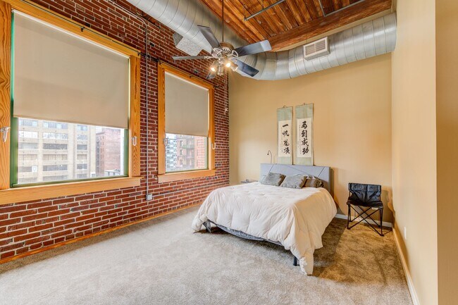 Building Photo - Huge Luxury 2 Story Condo with Private Rooftop Deck!