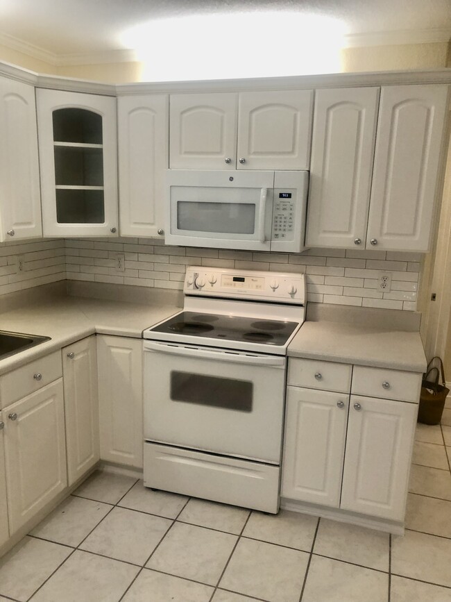 Kitchen with full tile backsplash - 201 Pensacola Beach Rd