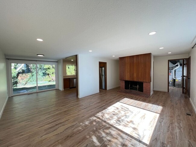 Building Photo - Beautiful 2 Bed, 1 Bath Duplex in SW Portland! Enjoy Private Yard, Spacious Floorplan in a Great ...