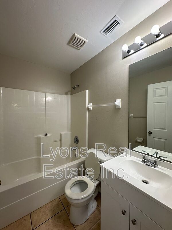 Building Photo - 2409 Park Rd