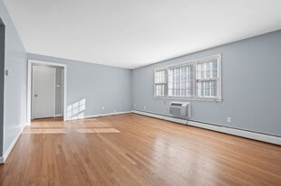 Building Photo - 67 Oak St