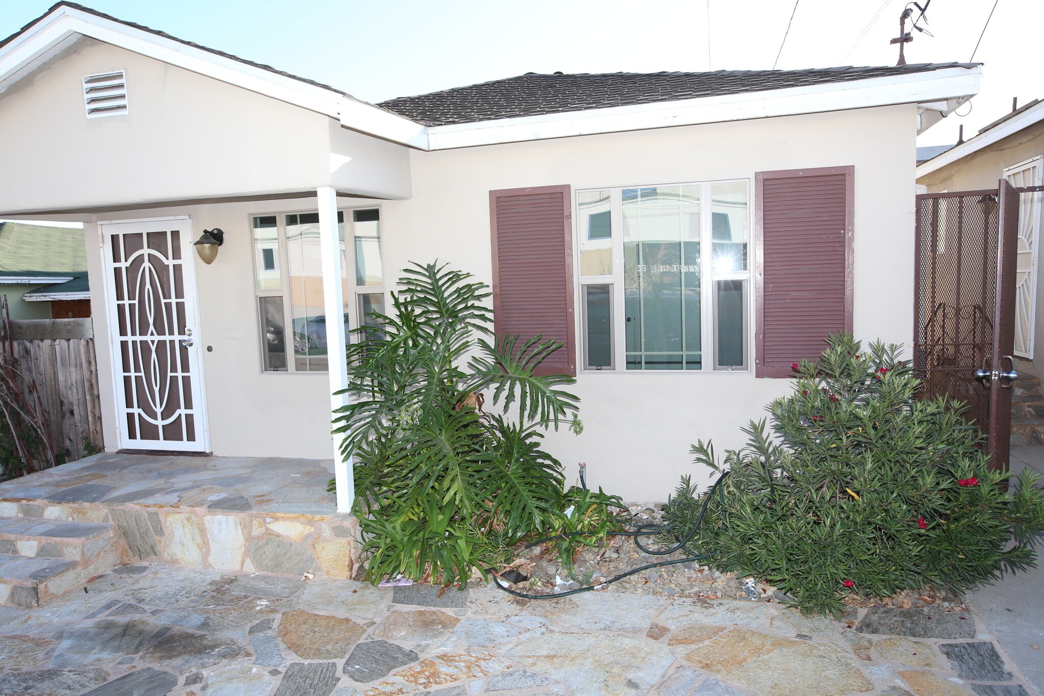Building Photo - 734 W Beach Ave