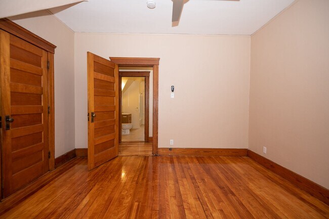 Building Photo - Convenient Location & Updated Amenities!