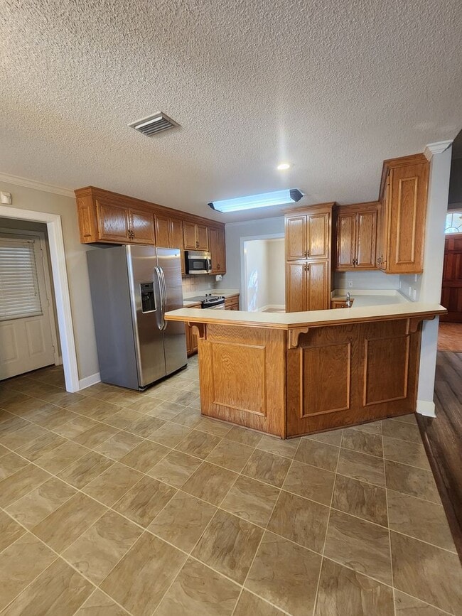 Building Photo - Spacious 4BR Home with New LVP Flooring an...