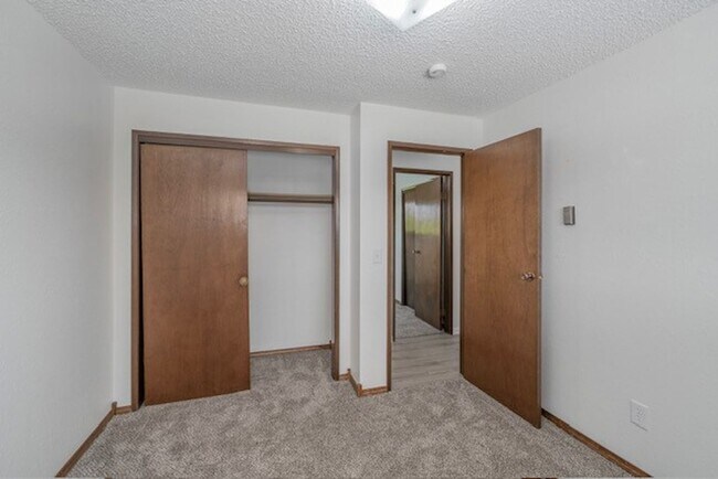 Building Photo - 1037/1039 Eastmont Ave. Duplex