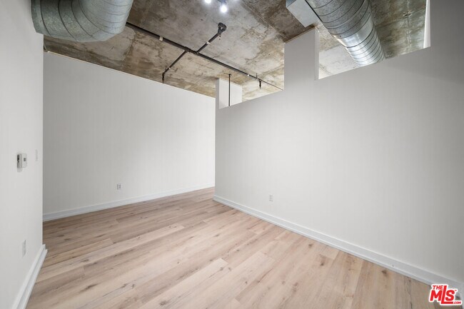 Building Photo - 645 W 9th St