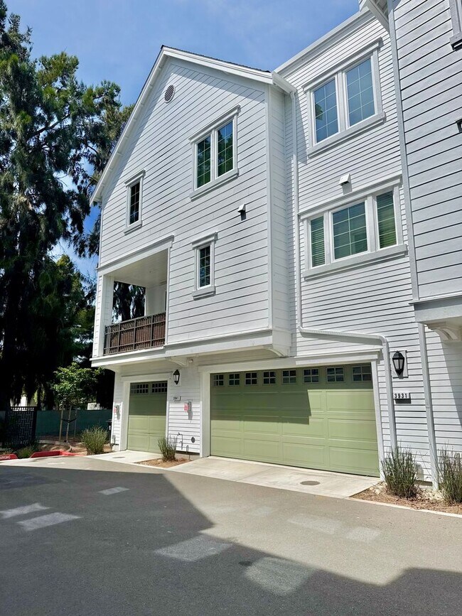 Building Photo - $4,190 / 4 BR - MODERN FREMONT TOWNHOME WITH JUNIOR SUITE, PRIVATE BALCONY & PRIME LOCATION!