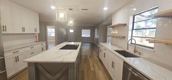 Building Photo - 5802 N Suwanee Ave