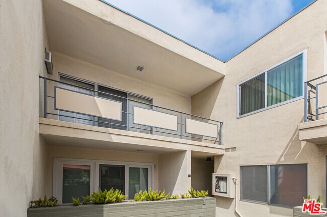 Building Photo - 1233 Laurel Ave