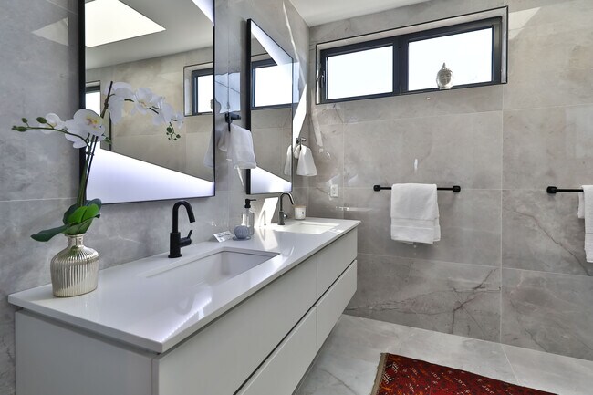 Building Photo - 2541 Turner St