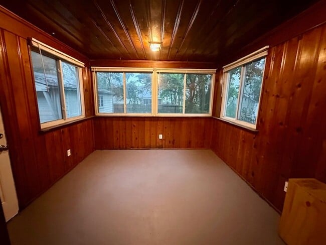 Building Photo - 4 Bedroom 1 Bath Welcome Section 8