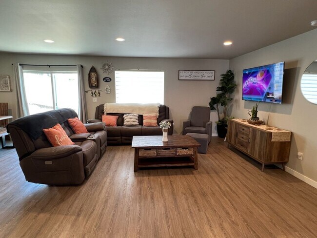 Building Photo - 3 bed/2 bath rambler style home! Double ga...