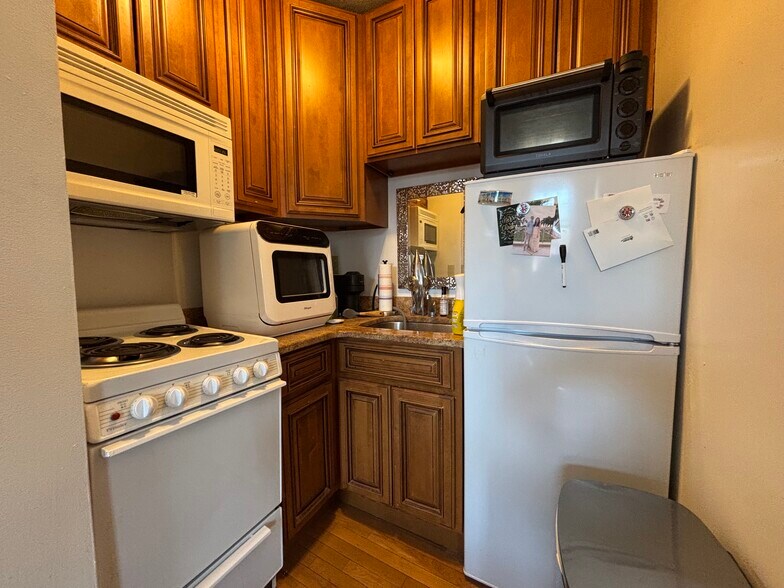 Building Photo - 17 Joy St