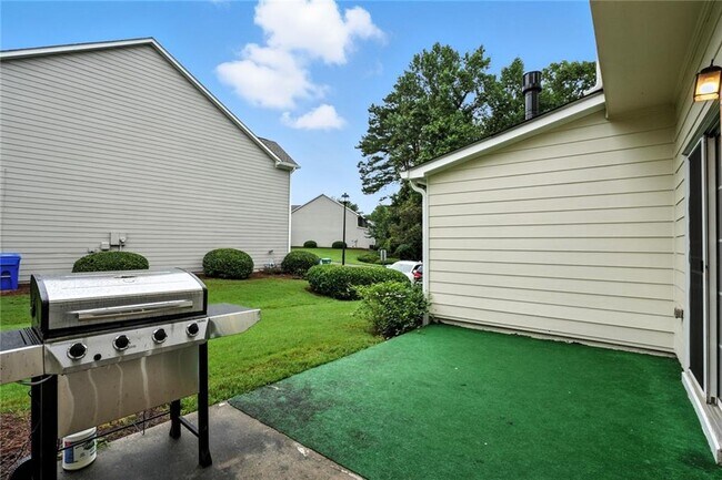 Building Photo - 2263 Leicester Way SE